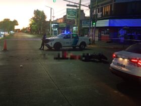 Morón: murió un repartidor de Pedidos Ya al cruzar en rojo y ser atropellado por un colectivo