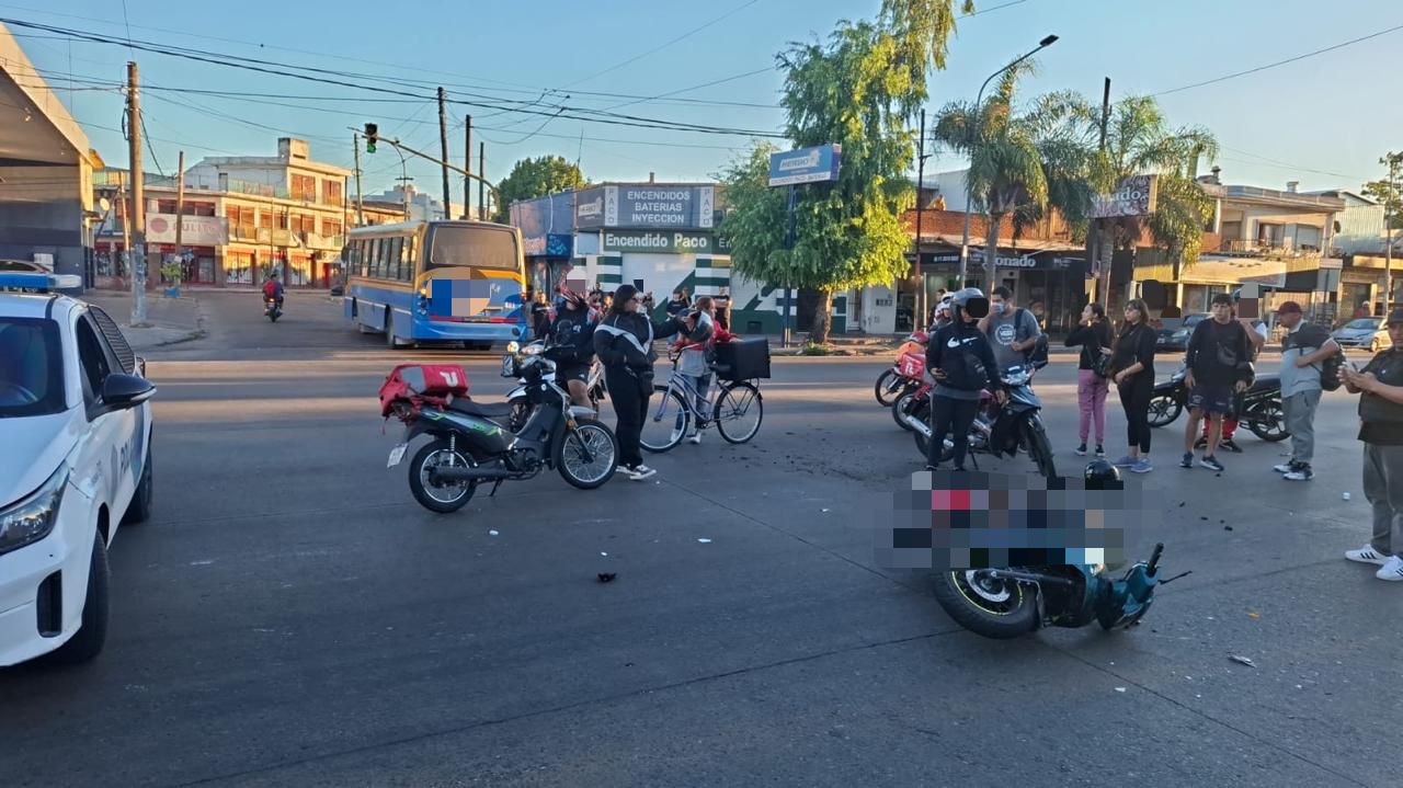 Morón: murió un repartidor de Pedidos Ya al cruzar en rojo y ser atropellado por un colectivo 1