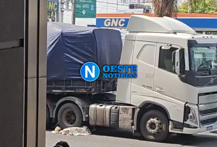 un camión atropelló y mató a una mujer frente al Shopping en Moron