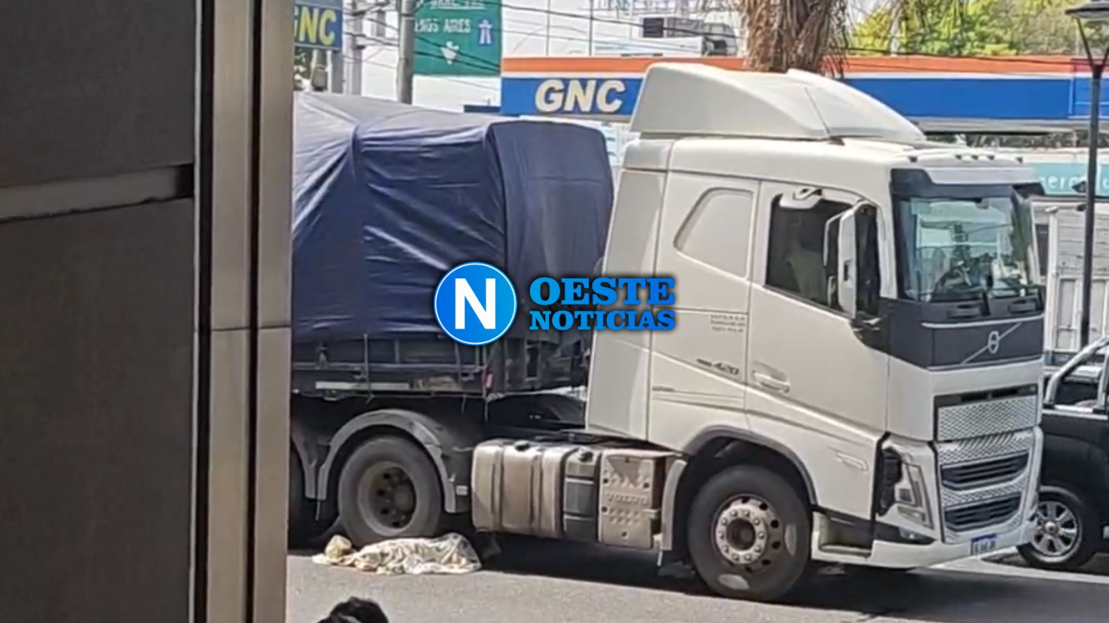 un camión atropelló y mató a una mujer frente al Shopping en Moron