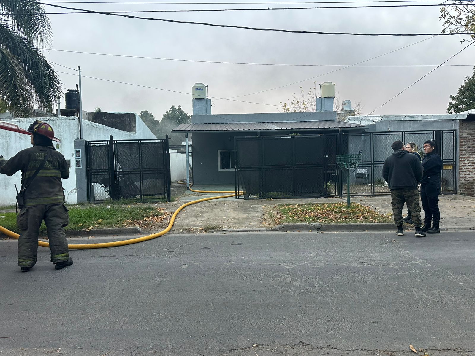 Incendio en Tesei, calle Origone esq. Charras, Hurlingham