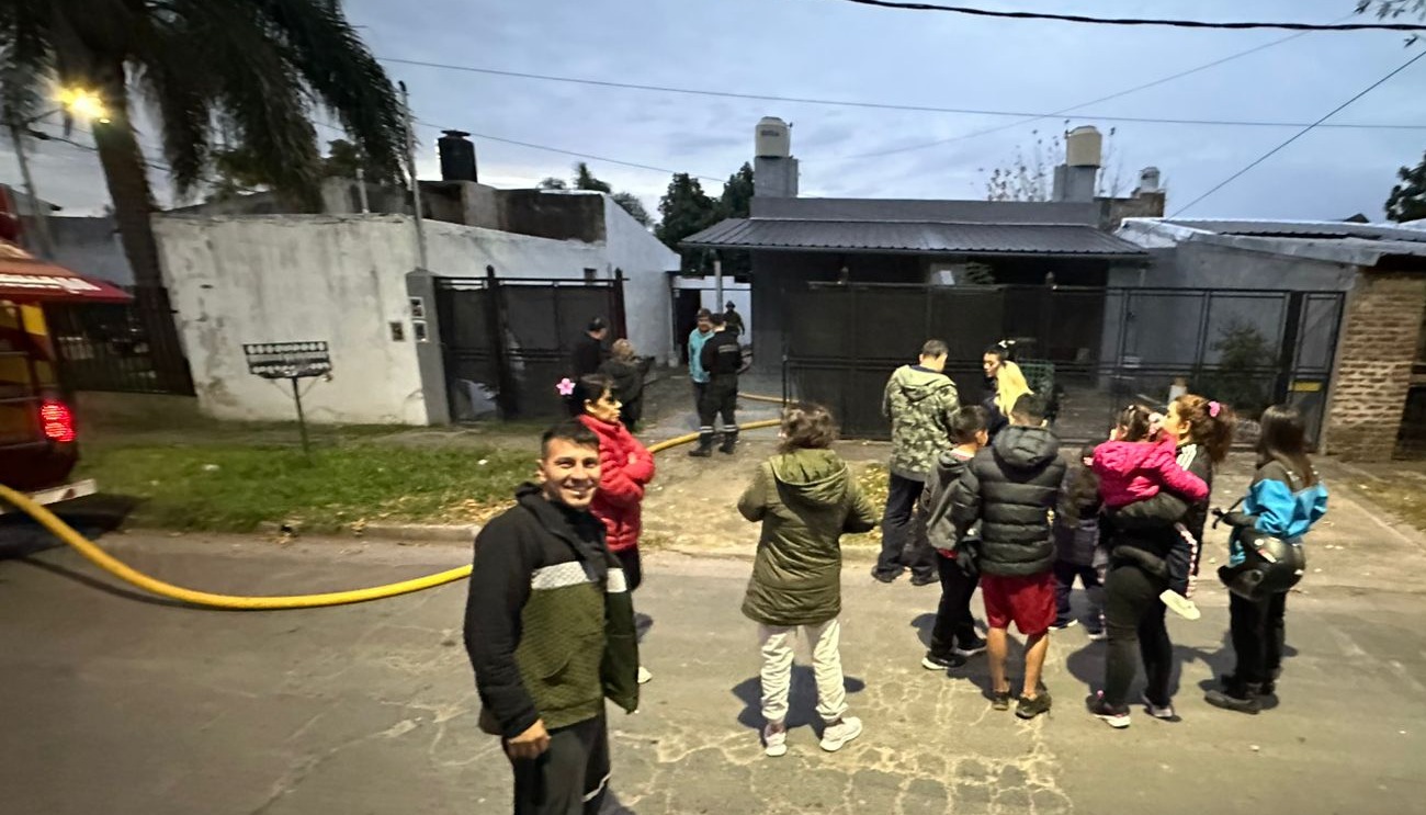Incendio en Tesei, calle Origone esq. Charras, Hurlingham
